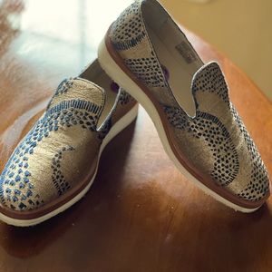FABULOUS Free People slip on embroidered loafers!!